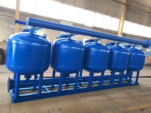 在設(shè)計(jì)多介質(zhì)過濾器的濾層時(shí)，要考慮哪些內(nèi)容